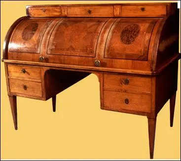 Encore un pont entre deux monarques de 1750 � 1774 ; les motifs en bronze s'inspirent de l'antique ou du langage floral. C'est l'�poque des bureaux  dos d'�ne , ou � cylindre. On trouve aussi des secr�taires � abattant et des bonheurs du jour. On utilise l'�b�ne, le ch�ne, la laque de chine et l'acajou.