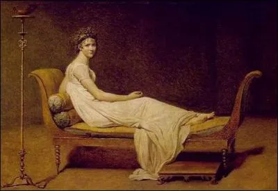 De 1790 � 1803, le style du mobilier est encore en transition. Les courbes sont discr�tes, les lignes droites et l'inspiration antique est plus marqu�e. On trouve des motifs r�volutionnaires, des m�ridiennes et des lits de repos fait d'acajou, d'essence fruiti�re et de noyer.