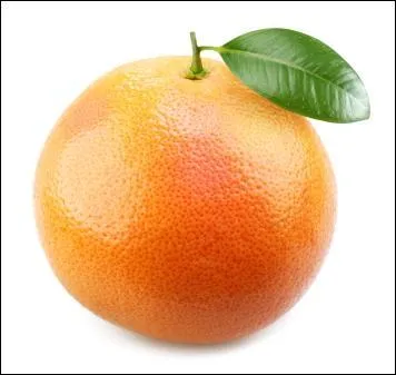 Dans l'eau claire, un pamplemousse :