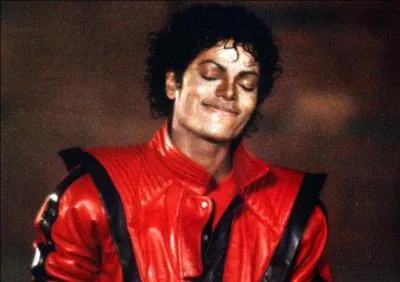 Dans le clip de la chanson  Thriller , en quoi se transforme Michael en premier ?