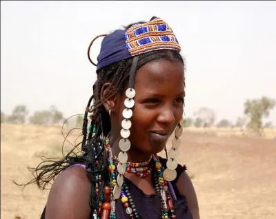 A quel peuple dissmin dans l'Afrique noire, et fortement islamis, appartient cette jeune femme ?