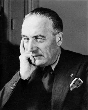 Dans quelle grande série trouve-t-on le roman "Crime de Quinette" ? 
Son auteur s'appelait Louis-Henri Jean Farigoule, mais ce n'est pas son nom d'auteur.