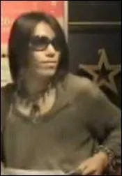 Au milieu de la chanson  Linda  qui va  l'avant de la scne pour faire un solo de guitare ?