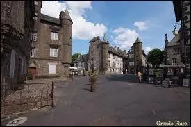 Nous nous promenons dans les rues de la commune auvergnate de Salers, classe parmi les Plus Beaux Villages de France. Nous sommes dans le dpartement ...