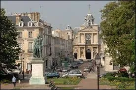 Nous nous promenons dans les rues de la prfecture des Yvelines. Nous sommes donc dans la ville de ...