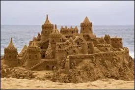 Prs de quelle grande ville d'Italie est situe Eraclea, ville o il est interdit de construire des chteaux de sable ?