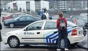 En Angleterre, aprs avoir pos quelle main sur une voiture, un homme a-t-il le droit d'uriner sur le pneu arrire du vhicule ?