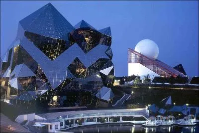 Le Futuroscope, situ dans le dpartement de la Vienne, fut inaugur dans les annes :