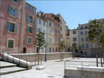 La zone historique de Marseille la plus typique est appele le quartier :