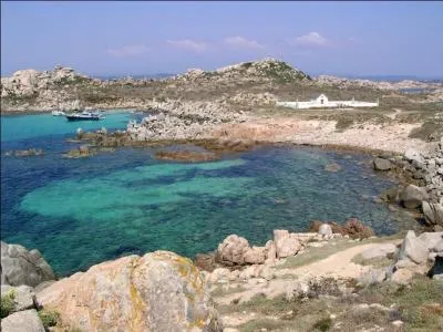 L'archipel des Lavezzi est un paradis constitu d'une faune et d'une flore riches, entour d'eaux turquoises rvlant de magnifiques fonds marins. Il se trouve au large :