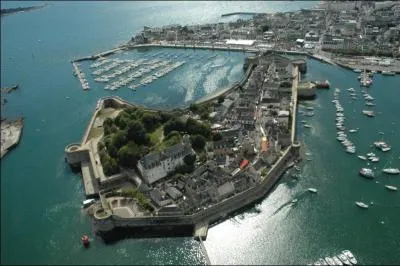 C'est au Moyen ge que fut constitue cette  ville close   partir d'un lot rocheux.