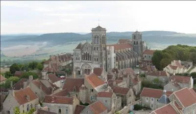 Cette cit mdivale, situe sur une colline, accueille rgulirement les plerins en route vers Compostelle.