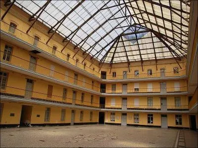 L'industriel Godin fit btir au XIXe sicle un  palais social , ultramoderne pour l'poque. Il permit  ses ouvriers de disposer de conditions de vie plus confortables. Il se situe dans le dpartement suivant :