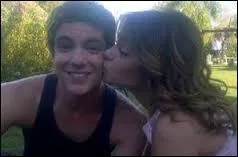 Violetta repense  tout ce qu'elle a vcu avec ... . Soudain, elle aperoit Leon et elle lui saute dans les bras !