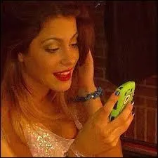 Ludmila compose une nouvelle chanson :  Si es por amor ..... l'coute et Pablo dcide qu'elles fassent un duo sur cette chanson, elle ne sont alors pas d'accord du tout. Violetta s'assoit sur un banc en essayant de joindre Leon. Elle le voit ensuite avec ...