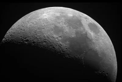 Qu'est la Lune par rapport  la Terre ?