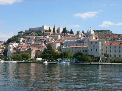 O est situe l'le de Zlarin dans la mer adriatique ?