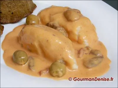 Quelle sauce accompagne ces quenelles de volaille ?