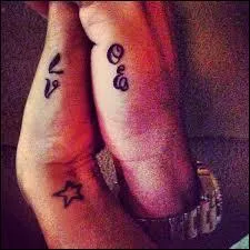 A quel couple appartiennent ces tatouages ?