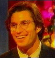 � la mort de son p�re, Thomas vient vivre � Paris dans un appartement dont il h�rite. Que d�couvre-t-il en emm�nageant ?