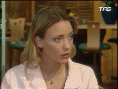 Comment s'appelle la jeune femme de l'appartement ?