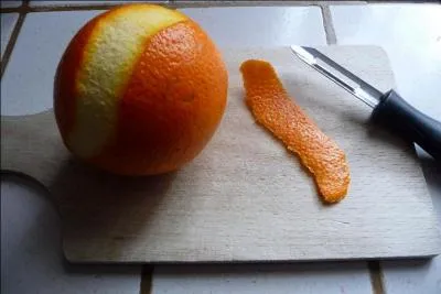 Quel est le nom de ce couteau pour faire des pluchures fines et rgulires ?