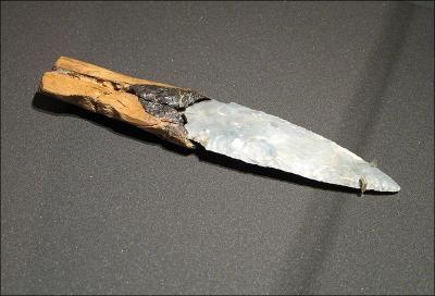 Quelle matire n'tait pas utilise pour faire des couteaux  la prhistoire ?
