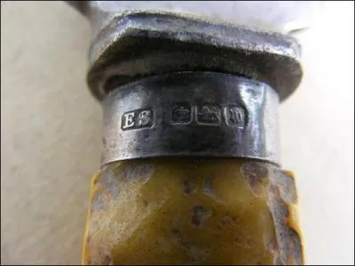 Quel est le nom de cet accessoire de couteau, sorte de bague transformant du coup le couteau pliant en couteau normal quand on la tourne ?