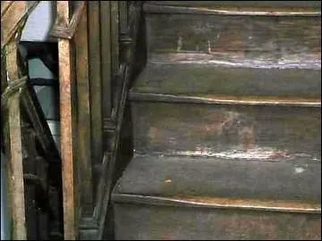  Ds que j'ouvre la porte use, ds que les marches branlantes ont ( ... ) sous nos pieds, ne sens-tu pas cette odeur de terre, de fume, de feuilles de noyer, de ( ... ) et de fume ?