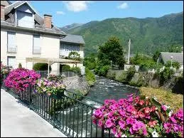 Laquelle de ces trois communes est surnomme  la reine des Pyrnes  ?