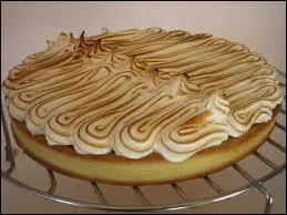 De la meringue, du citron. Un bon moyen d'aimer le got acide du citron dans cette tarte.