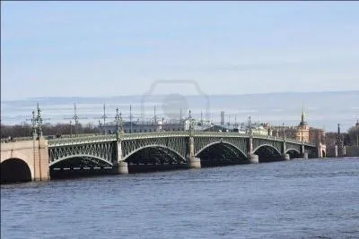 Quel est le nom du fleuve qui traverse Saint-Ptersbourg ?