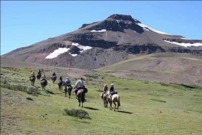 A quelle hauteur se trouve le sommet le plus lev de la Patagonie : le volcan Domuyo ?
