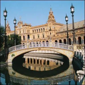 Quelle distance approximative spare ces deux grandes villes d'Espagne : Madrid et sville ?