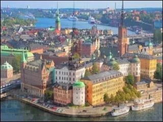 Combien Stockholm a-t-elle d'habitants (approximativement) ?