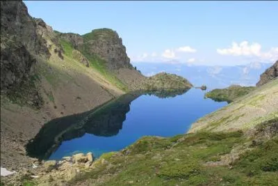 Quel est ce lac du Massif de Belledonne situ  1974 m d'altitude, au-dessous du Refuge de La Pra, sur lequel Aristide Bergs, Pre de la houille blanche, fit difier une digue de 3 m de haut en 1889, afin que le lac serve de rservoir en hydro lectricit ?