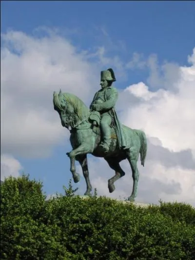 Ville clbre par la rencontre de Napolon Ier, le 7 mars 1815, au retour de l'Ile d'Elbe, avec les troupes royales, charges de l'arrter, la statue de Napolon y est rige :