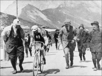 Quel est ce col qui a t franchi pour la premire fois en 1911 dans l'tape du Tour de France  Chamonix-Grenoble  ?