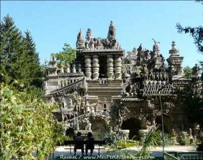 Le Palais du facteur cheval attire des milliers de touristes, seul exemple de l'architecture nave selon Malraux, dans quelle ville est-il situ ?