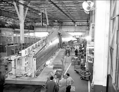 Vous avez certainement remarqu la triple queue de cet avion. Connaissez-vous la raison de cette particularit ?