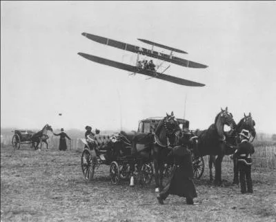 Lors d'un des vols inauguraux, un des plus grands aviateurs amricains fut invit  son bord. Ce fut son dernier vol. 40 ans avant, il fit son premier vol. Qui est-il ?