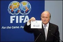 Quel jour la FIFA a-t-elle décidé d'élire le Brésil comme pays d'hôte ?