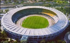 Avant sa rénovation, quelle était la capacité du Maracanã ?