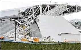 Sur quel stade est tombé la grue qui a tué 2 ouvriers ?