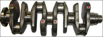 Quel dispositif mcanique assure la transmission du mouvement des pistons vers la bote  vitesses ?