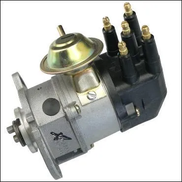 Quel dispositif dirige le courant de haute tension mis par la bobine, vers les bougies ?