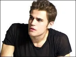 Je sors avec Paul Wesley. Qui suis-je ?
