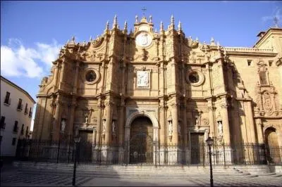 En quel style a t construite la cathdrale de l'incarnation  Grenade ?