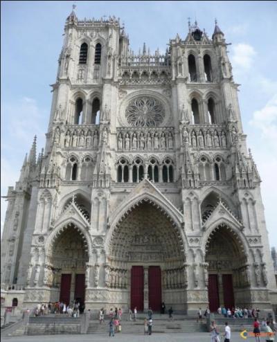 Quel est le style architectural de la faade de la cathdrale d'Amiens ?