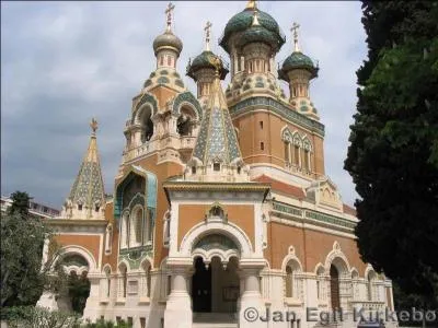 Dans quelle ville peut-on trouver la Cathdrale ortodoxe russe Saint-Nicolas, aux dcors exubrants, conue d'aprs les dessins de l'architecte Michel Preobrajenski ?